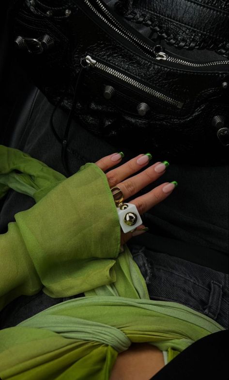 Dark Green Nails Chrome, Emerald Green Short Nails, Dark Green Chrome Nails, Green Nails Chrome, Green Chrome Nails Designs, Chrome Green Nails, Emerald Green Chrome Nails, Green Chrome Nails, Really Short Nails