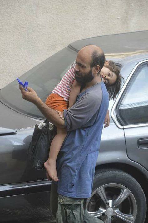 A Syrian Father selling Pens in Biurut Streets ... Wake up World Hope In Humanity, Moving Photos, Martin Luther King Jr Day, Emotional Photos, Refugee Camp, Interesting Stories, World Maps, Single Dads, Yahoo News