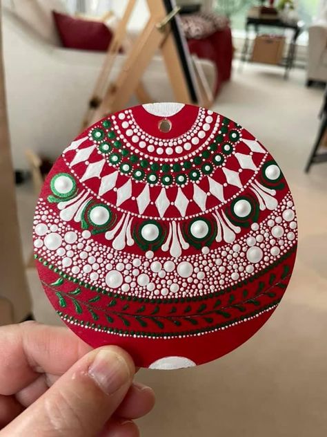 Holiday Dot Art, Dot Art Painting Christmas, Holiday Dot Mandala, Christmas Dotting Art, Dotted Christmas Ornaments, Dot Painted Christmas Ornaments, Dot Painting Christmas Ornaments, Dot Painting Christmas, Christmas Dot Painting