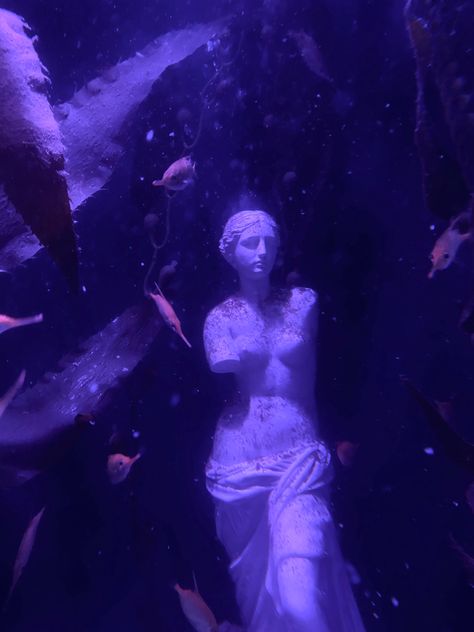 Purple Statue Aesthetic, Purple Water Aesthetic, Statues Underwater, Statue In Water, Rafayel Aesthetic, Purple Ocean Aesthetic, Statue Underwater, Under Water Aesthetic, Purple Mermaid Aesthetic