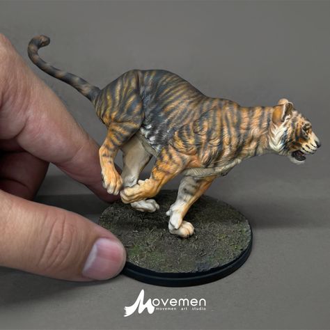 Bengal tiger run Scale. 1:24 Sculpted : @animal_den_miniatures Painted : Movemen art Tiger Concept Art, Tiger Sculpture, Anatomy Sculpture, Tiger Painting, D&d Miniatures, Dnd Miniatures, Tiger Art, Bengal Tiger, Model Paint