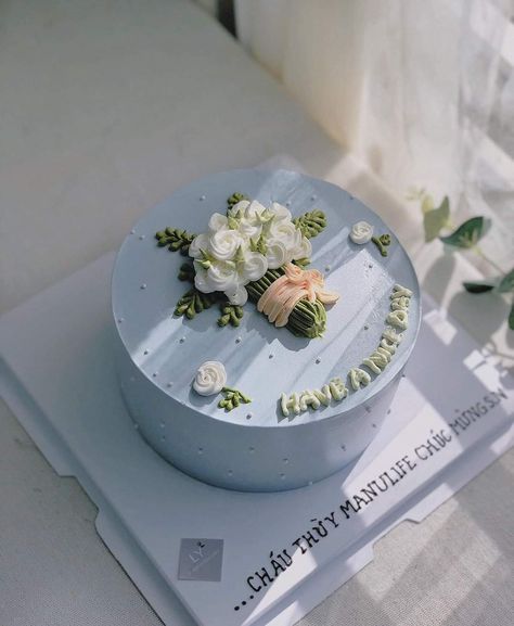 Cute Tiny Cakes, Birthday Cake Ideas Elegant, Cake For Mom, Cake Bento, Small Birthday Cakes, Buttercream Decorating, Decorate A Cake, Cake Cafe, Cake With Flowers