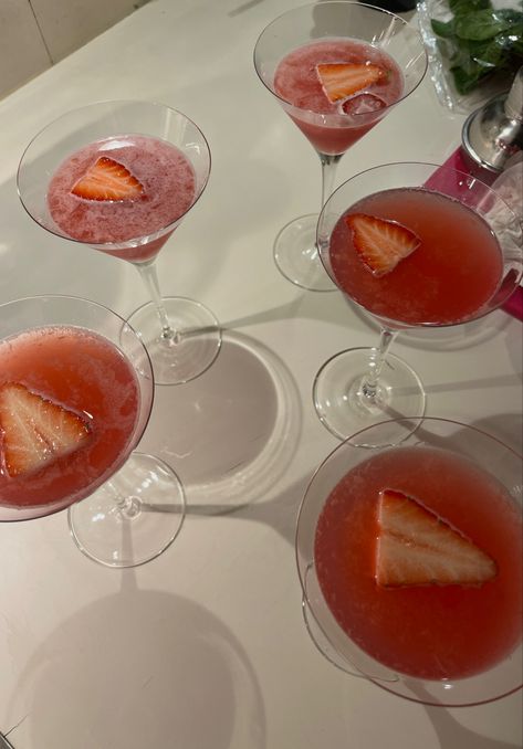 Daiquiri Aesthetic, Strawberry Daiquiri, Pretty Drinks, Daiquiri, Drink Up, Sweet 16, Cocktail Recipes, Strawberries, Liquor