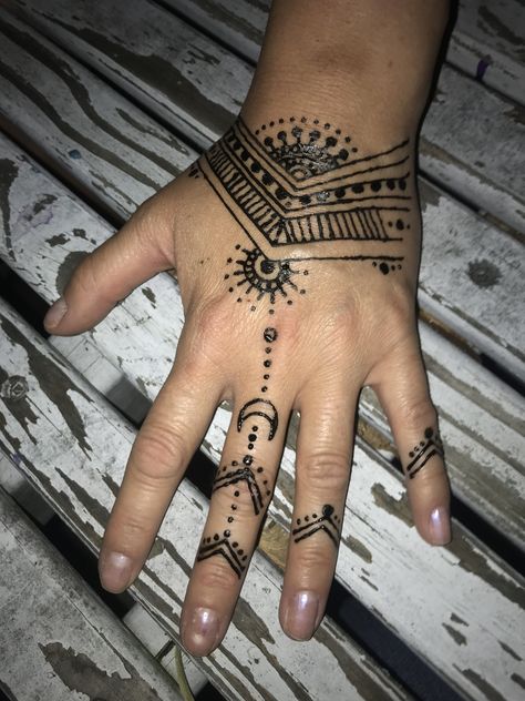 Native American inspired design for my neighbor! Indigenous Tattoo Native Americans, Native American Hand Tattoos, Native American Tattoo, Tato Henna, American Tattoos, Henna Tattoos, Finger Tattoos, Henna Tattoo, Hand Henna