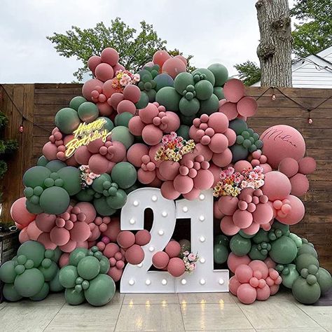 Green And Pink Party, White Balloon Arch, Green Balloon Garland, Pink Birthday Decorations, Floral Graduation Party, Pink Party Theme, Green Balloon, Green Theme, White Balloons