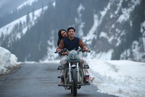 Dulquer And Mrunal, Sita Ramam Aesthetics, Dulquer Salman, Sita Ramam, Dulquer Salmaan, New Movie Images, Mrunal Thakur, Cristiano Ronaldo Wallpapers, Movie Pic