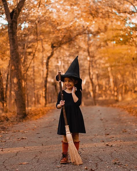 Mommy And Me Photo Shoot Halloween, Mom Daughter Halloween Photoshoot, Mom And Daughter Halloween Photoshoot, Halloween Minis Photography, Witch Photoshoot Kids, Halloween Mini Photoshoot, Halloween Mini Session Ideas, Kids Halloween Photoshoot Ideas, Toddler Halloween Photoshoot