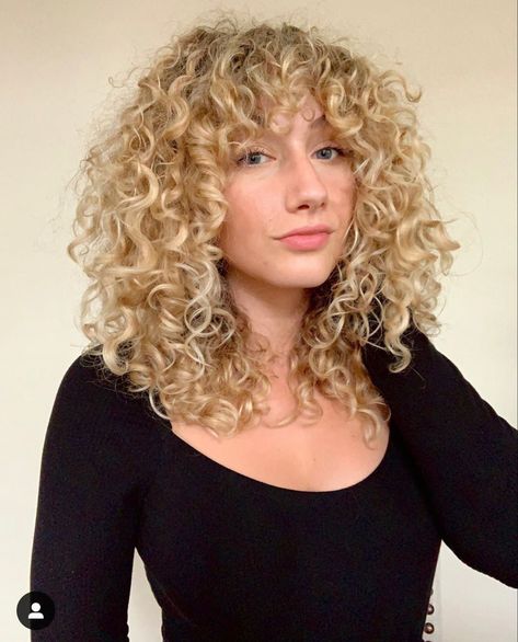 Type 3 Curly Hair Bangs, Wispy Bangs Curly Hair Blonde, Curly Hair Cuts For Round Faces, Blond Pony, 2020 Hairstyles, Natural Curly Hair Cuts, Curly Hair Photos, Blonde Curly Hair, Short Curly Haircuts