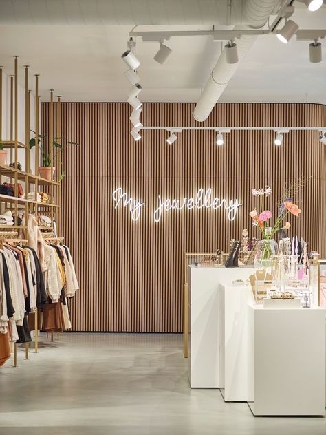 Clothing Boutique Interior Design, Clothing Shop Interiors, Boutique Shop Interior, Clothing Boutique Decor, Botique Interiors, Clothing Boutique Interior, Fashion Store Design, Fashion Showroom, Clothing Store Interior