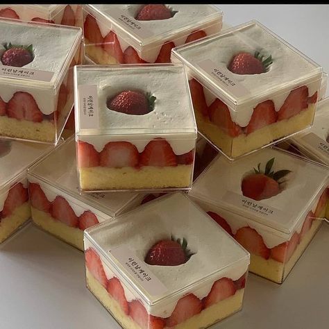 18.2k Likes, 92 Comments - Amazing World Talents (@sugarnspices_ng) on Instagram: “⬅️ Follow  Mini fraisier box by @by.boramm . . #Weddingday #Weddingphoto #Weddingideas #Foodie…” Pretty Dessert, Cute Baking, Think Food, Strawberry Cakes, Cute Desserts, Pretty Cakes, Food Obsession, Cafe Food, Pretty Food