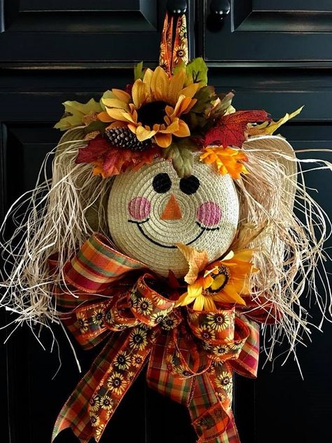 Straw Hat Scarecrow - Cute fall/thanksgiving craft to make! Straw Hat Scarecrow Wreath, Thanksgiving Crafts To Make, Painted Burlap Door Hangers, Straw Hat Crafts, Scarecrow Hat, Crafty Morning, Scarecrow Crafts, Fall Thanksgiving Wreaths, Scarecrow Wreath