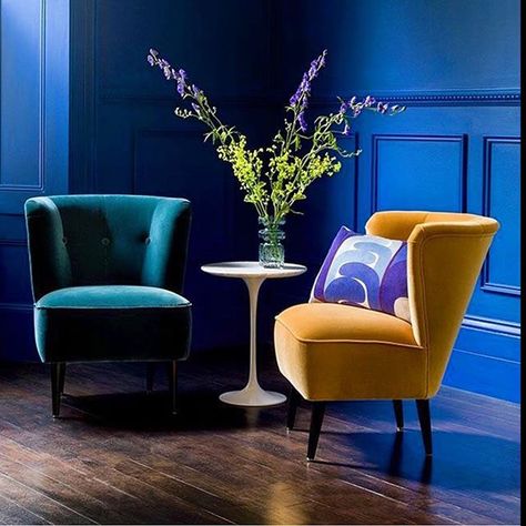 Toque de classe✔️ @martynwhitedesigns #decor #design #art #vintage #urban #chic #details #blue #colors #cor #veludo #saarinen #flowers #walls #piso Apartment Chairs, Sofa Santai, Furnitur Ruang Keluarga, Eclectic Living, Trendy Living Rooms, Blue Living Room, Wall Ideas, Blue Walls, Small Living Rooms