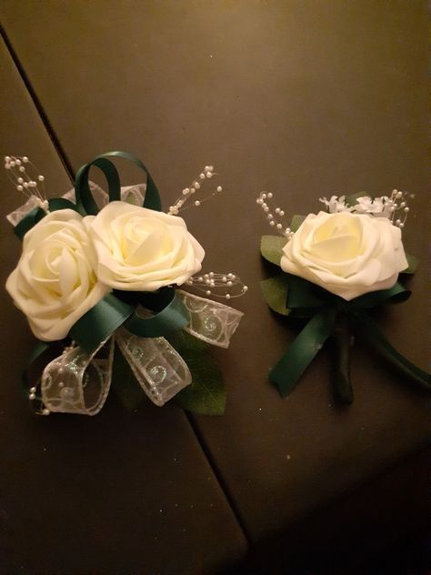 Hoco Corsage, Boutonnière Ideas, Green Boutonniere, Prom Flowers Corsage, Black Corsage, Corsage Ideas, Prom Planning, Prom 23, Homecoming Flowers