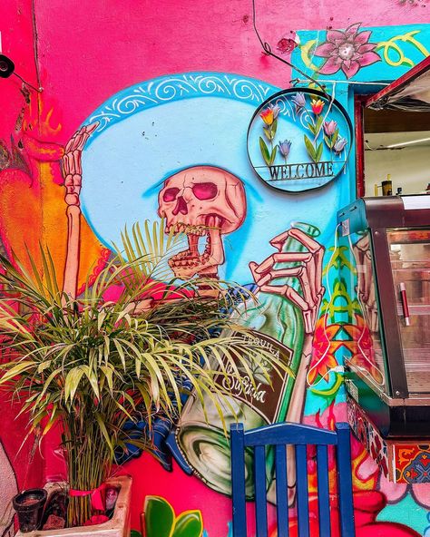 Mark this place on your map 🗺️ 📍 If you’re in Monterrey and looking for a place to eat that exudes Mexican flavor, mark La Sufrida on your map! Super colorful, great food, super kind and friendly staff and probably one of the cutest restaurants in Monterrey. Do you love Mexican food? 🇲🇽🌮 Mexican Food Art, Mexican Buildings, Mexico Streets, Restaurant Mural, Mexican Restaurant Decor, Business Interior, Mexican Restaurants, Dark Living Rooms, Mexican Street