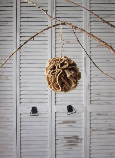 How to make a ruffled burlap Christmas Ornament Thrifty Christmas, Burlap Christmas Ornaments, Burlap Ornaments, Burlap Ideas, Holiday Wreaths Christmas, Burlap Projects, Burlap Wreaths, Bow Ideas, Diy Burlap