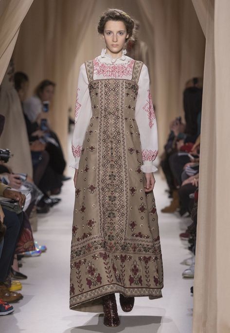 valentino-haute-couture-spring-2015-runway-photos06 Valentino Haute Couture, Miroslava Duma, Valentino Couture, Russian Style, Couture Mode, Bandeau Dress, Valentino Women, Russian Fashion, Mode Inspo