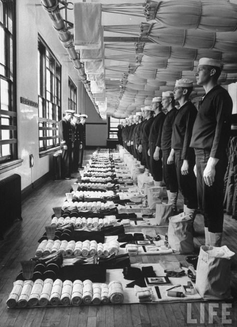 US sailors at the Great Lakes Naval Training Station standing behind rolled out sea bags and awaiting inspection, by Bernard Hoffman, 1940 Navy Corpsman, Military Poster, Navy Life, Vintage Sailor, Sea Bags, Navy Sailor, Military Humor, The Great Lakes, Navy Military