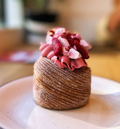 Indulge in the elegance of this rose croissant by @marzialigabriele 🌹❤️🥐  Made with cinnamon dough, raspberry ganache, raspberry meringue, fresh raspberries, rose dust, and rose petals 🌹😍 A perfect blend of beauty and flavor! 🥰 Rose Croissant, Elegant Baking, Raspberry Croissant, Beautiful Pastries, Cinnamon Dough, Raspberry Ganache, Raspberry Meringue, Fresh Raspberries, Pretty Dessert