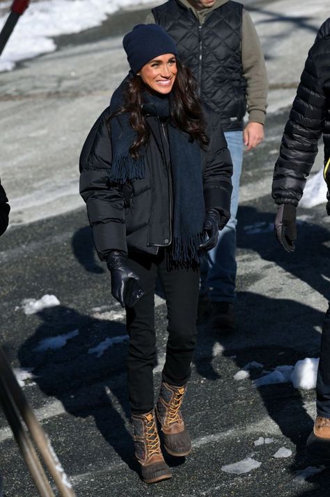 Invictus Games Vancouver Whistlers 2025's One Year To Go Winter Training Camp Meghan Markle Fall Outfit, Vancouver Canada Outfits, Meghan Markle Latest, Canada Outfits, Navy Blue Accessories, Vancouver Winter, Meghan Markel, Meghan Markle Outfits, Jack Brooksbank