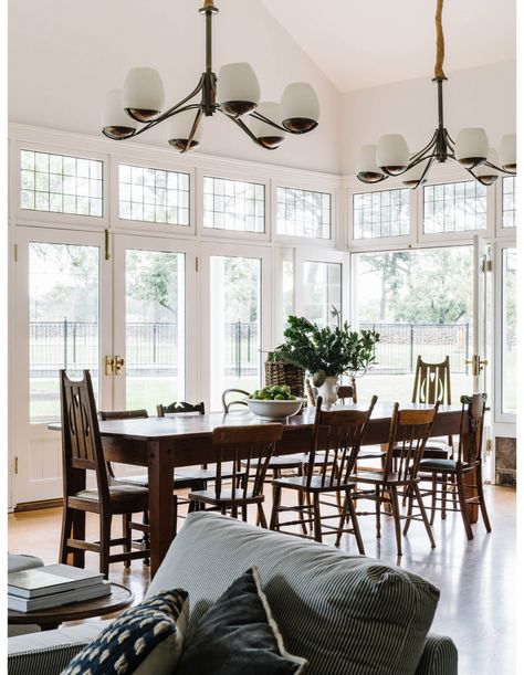 Rustic Farmhouse Interior, Retro Beach House, Groups Of People, Bungalow Style, Beach House Design, Interior Renovation, Farmhouse Interior, Parking Design, Farmhouse Dining Room