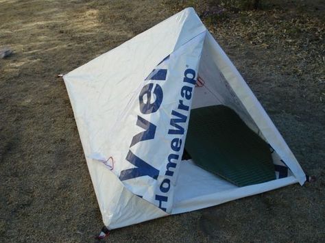 An ultralight tent for one, constructed from Tyvek HomeWrap! Must try this... Ultralight Backpacking Gear, Tarp Shelters, Ultralight Tent, Camp Gear, Diy Tent, Diy Backpack, Bushcraft Camping, Survival Shelter, Ultralight Backpacking