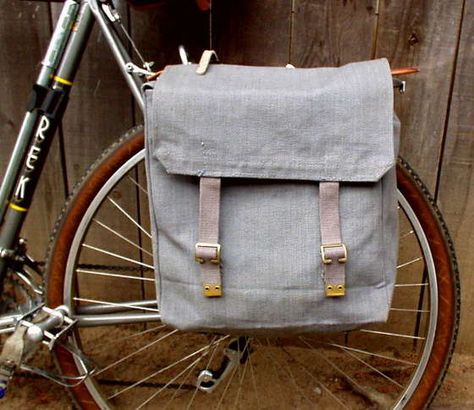 DIY Panniers. More of a conversion tutorial than a sewing pattern. Shows you how to convert a few different things. Diy Sac Pochette, Tattoo Bike, Bike Diy, Bicycle Panniers, Biking Diy, Bike Panniers, Pannier Bag, I Want To Ride My Bicycle, Bicycle Bag