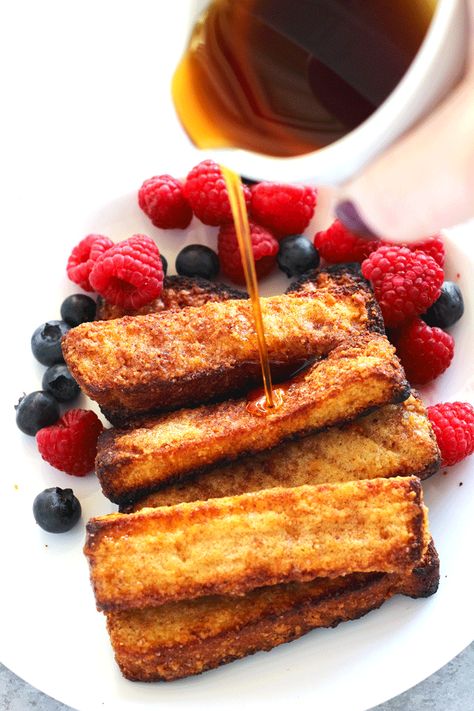 Easy Baked French Toast Sticks On the Go - Easy on the go breakfast for adults or kids! NeuroticMommy.com #vegetarian #breakfast Baked French Toast Sticks, Easy Baked French Toast, French Toast For One, Easy On The Go Breakfast, Cinnamon French Toast Sticks, Easy Cinnamon French Toast, French Toast Sticks Recipe, Easy French Toast Bake, Chocolate French Toast