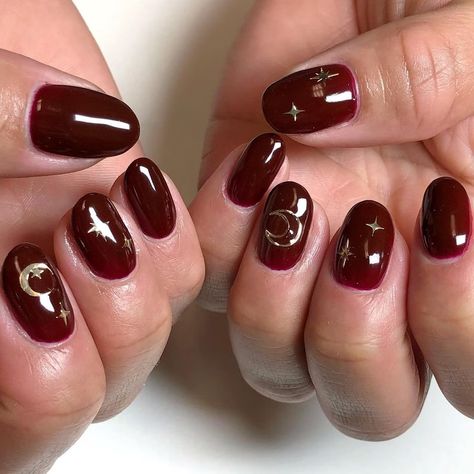 Beautiful Red Nails Art Designs, Maroon Nails Ideas, Nail Inspo Maroon, Nail Art Simple Elegant Classy Maroon, Nail Art Maroon Elegant, Maroon Nails With Design, Nailart Merah Maroon, Basic Red Nails, Nail Art Maroon Simple