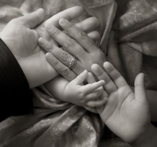 <3 Family Hand Photography, Family Hands Picture, Family Hands Photography, Newborn Family Hand Pictures, Newborn Brothers Photography, Brothers With Newborn Sister, Studio Family Portraits, Newborn Family Pictures, Baby Boy Newborn Photography