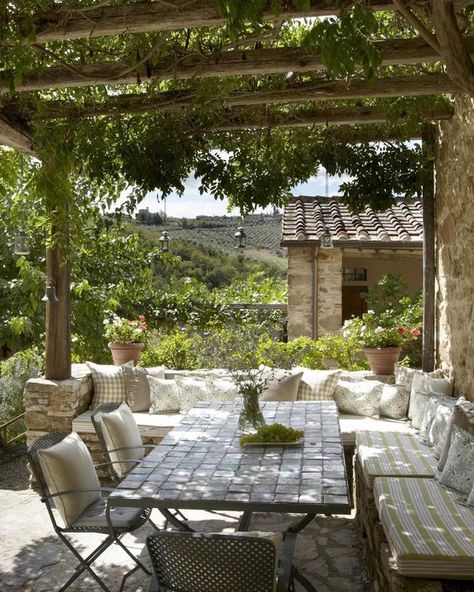 Italian Outside Dining, Italian Villa Backyard, Tuscan Outdoor Dining, Tuscany Homes Exterior, Italian Patio Ideas Tuscany Italy, Tuscan Style Backyard, Italian Pergola, Italian Backyard Ideas, Katherine Pooley