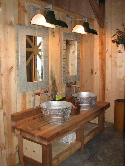 Rustic bathroom Country Rustic Bathroom Ideas, Barn Bathroom Ideas, Rustic Bathroom Makeover, Baie Vintage, Rustic Bathroom Sinks, Rustic Faucets, Makeover Kamar Mandi, Barn Bathroom, Rustic Bathroom Vanities