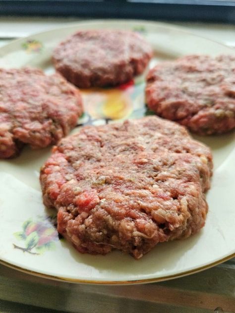 A delicious, simple homemade hamburger patty recipe. This flavourful patty is quick and easy to make. Fast, healthy dinner option. Ground Beef Hamburger Patties, Beef Hamburger Patties, Hamburger Toppings, Hamburger Patty Recipe, Homemade Hamburger Patties, Hamburger Recipes Patty, Fast Healthy Dinner, Hamburger Bun Recipe, Patty Recipe