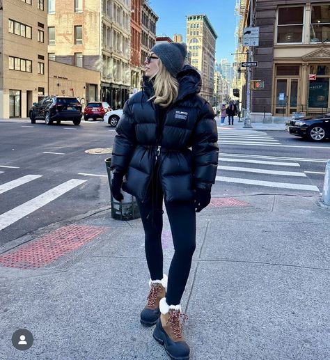 Winter Puffer Jacket Outfits, Puffer Jacket Street Style, Winter Outfits Puffer Jacket, Puffer Jacket Outfit Winter Style, Outdoor Winter Outfit, Georgina Lennon, Birthday In Nyc, Puffer Coat Outfit, Effortless Chic Outfits