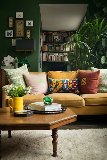 Eye For Design: Mustard Colored Interiors.......Tasteful And Trendy Green Walls, Living Room Green, Christmas Room, Design Del Prodotto, Green Interiors, Green Rooms, Bedroom Green, Boho Living Room, Living Room Inspo