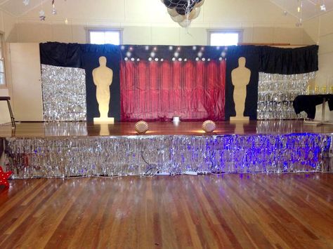 Awards Ceremony Decorations Stage, Award Ceremony Decorations, Hollywood Graduation, Hollywood Theme Prom, Hollywood Birthday Party Ideas, Hollywood Birthday Party, Hollywood Glamour Party, Hollywood Theme Party Decorations, Hollywood Prom