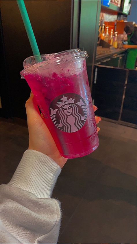 Acai Drink, Dragon Fruit Drink, Sour Worms, Strawberry Acai Refresher, Acai Fruit, Strawberry Acai, Smoothie Drink Recipes, Starbucks Refreshers, Pretty Drinks