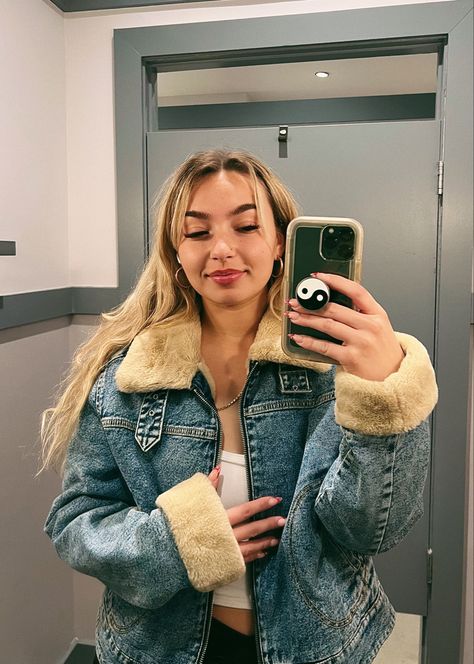 a young lady taking a picture of herself wearing a denim jacket in a hollister dressing room Fuzzy Denim Jacket Outfit, Denim Jacket Outfit Summer, Fur Lined Denim Jacket, Denim Jacket Outfit, Lined Denim Jacket, Jacket Outfit, Red Jacket, Outfits Ideas, Dressing Room