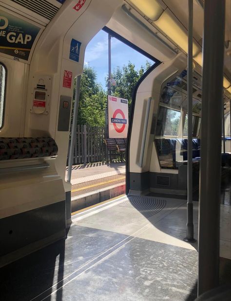 London Life Aesthetic, Summer In England, Study In London, England Aesthetic, London Vibes, London Dreams, London Living, London Tube, Living In London