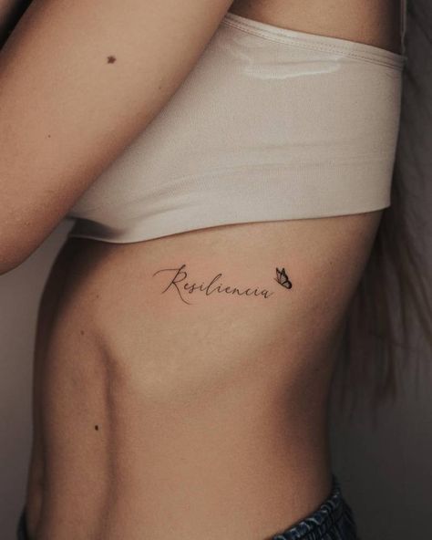 "Resiliencia" and little butterfly tattooed on the rib. Resilience Tattoo, Small Geometric Tattoo, International Tattoo, Hand And Finger Tattoos, Taurus Tattoos, Stylish Tattoo, Writing Tattoos, Chest Tattoos For Women, Little Butterfly