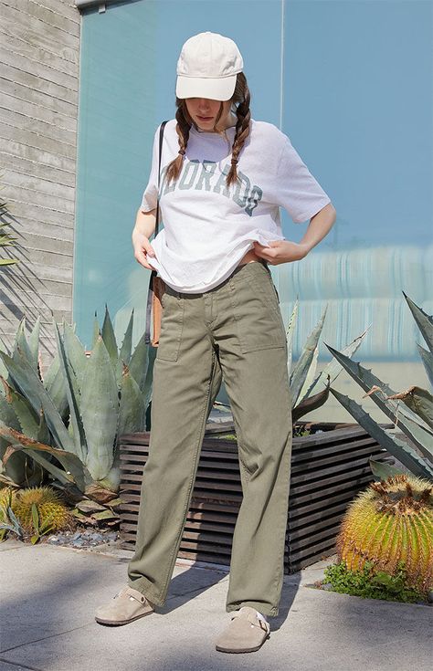 Cargo Khaki Pants Outfits, Utility Pants Outfit, Olive Green Pants Outfit, Green Cargo Pants Outfit, Green Pants Outfit, Crochet Spring, Olive Green Pants, Comfy Sweatpants, Cargo Pants Outfit