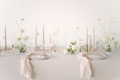 Minimal Wedding Table Setting, Minimalist Wedding Tablescape, Cancun Destination Wedding, Bridal Table Decorations, Wedding Reception Flowers, Wedding Flower Inspiration, Bouquet Arrangements, Minimal Wedding, Wedding Table Settings