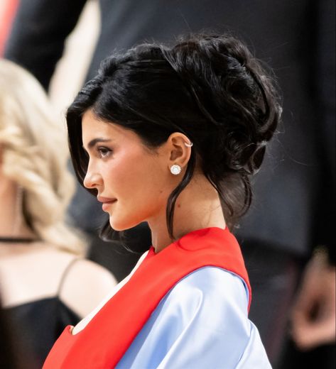 Kylie Jenner Messy Bun, Kylie Jenner Hair Up, Kylie Jenner Hair Updo, Kylie Jenner Updo, Red Carpet Hair Updo, Kratka Kosa, Kylie Jenner Met Gala, Loose Bun, Kylie Hair