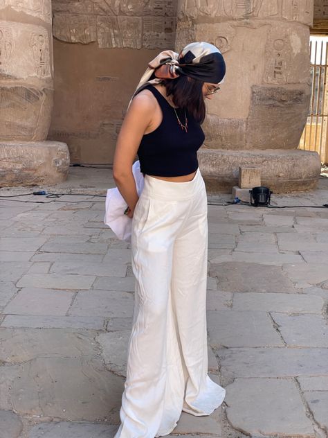 Outfit For Egypt, Outfits In Egypt, Egyptian Tourist Outfit, Casual Egyptian Outfit, Egypt Outfit Ideas Women, Egypt Outfits Aesthetic, Dessert Outfit Egypt, Egypt Summer Outfit, Dessert Outfit Women Dubai