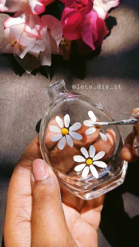 Painting On Perfume Bottles, Daisy Gift Ideas, Empty Perfume Bottle Ideas, Painting Glass Bottles Acrylic, Glass Bottle Painting Acrylics, Acrylic Painting On Glass Bottles, Bottle Painting Ideas Acrylics, Perfume Bottle Painting, Perfume Painting