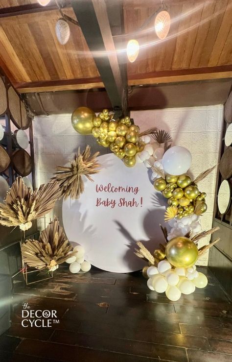 A circular balloon arch with a boho touch decoarted pampas grass and dry leaves #babyshower #bohemian #pampasgrass #floral Dry Leaves, Bohemian Baby Shower, Bohemian Baby, Baby Shower Decoration, Dry Leaf, Balloon Arch, Pampas Grass, Baby Shower Themes, Baby Shower Decorations