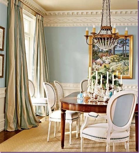 Dark table, white Louis XVI chairs Holiday Dining Room, Traditional Dining Rooms, Dining Room Makeover, Traditional Dining, Elegant Dining Room, Room Planning, Dining Room Inspiration, World Of Interiors, Elegant Dining