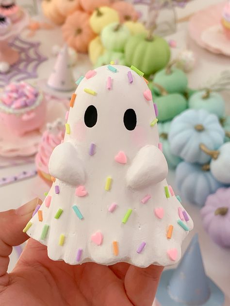 Pastel Halloween Treats, Pastel Color Halloween Decor, Pink Ghost Birthday Party, Christmas Pastel Decor, Cute Clay Decor, Craft Fair Ideas To Sell Handmade, Things To Make For Halloween, Diy Cute Halloween Decorations, Halloween Crafts Paper