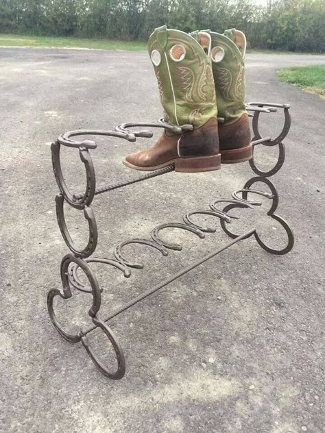 Horseshoe Boot Rack, Welding Crafts, Horseshoe Projects, Boot Rack, Horseshoe Decor, Horseshoe Crafts, Welding Art Projects, Dekor Diy, Diy Welding