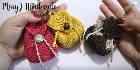 Portamonete a uncinetto mini zainetto – Tutorial | Cucito Creativo | Bloglovin’ Crocheted Keychains, Crochet Mini Bag, Crochet Backpack Pattern, Keychain Pattern, Backpack Keychain, Miniature Crochet, Popular Crochet, Crochet Baby Sandals, Crochet Backpack