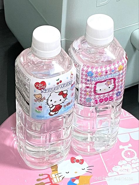 Hello Kitty Water Bottle, Hello Kitty Videos, Baby Bingo, Do Cute, Cute Snacks, Yummy Comfort Food, Pretty Drinks, Japanese Snacks, Cute Desserts